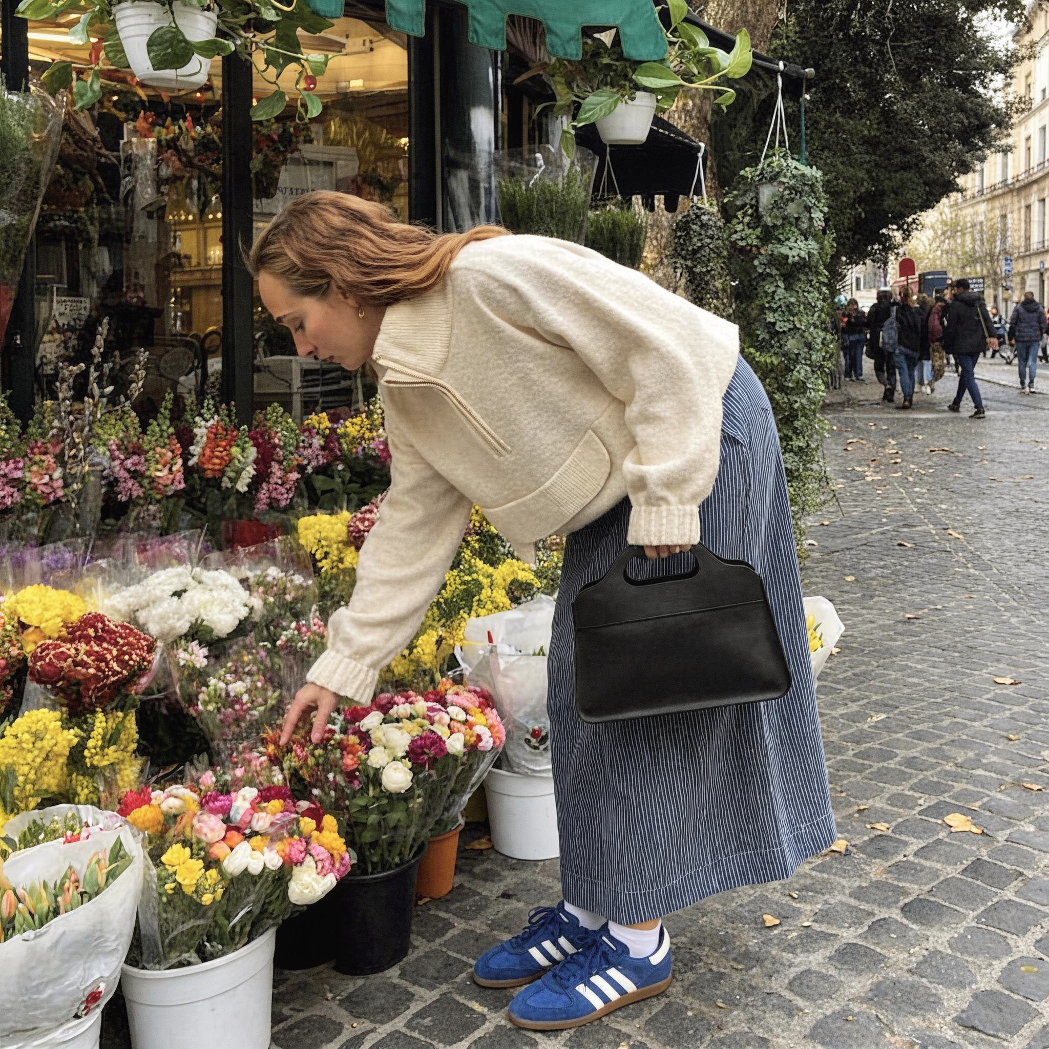 femme regardeant des fleurs en tenant son lua